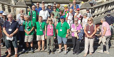 oscar22 gruppe vor schloss 400