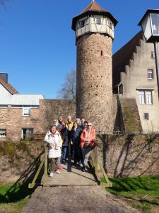 Gruppe vor dem Diebsturm 250