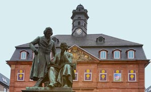Brüder Grimm Nationaldenkmal und Rathaus 3 300