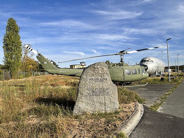Ansicht beim Betreten des Flugplatzes 600px