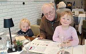 georg mit enkeln 300